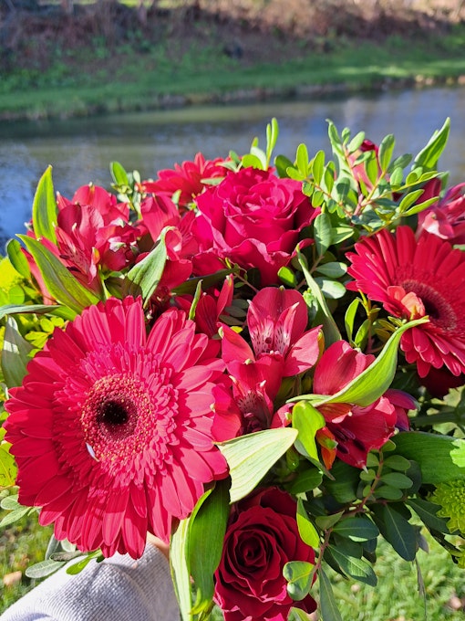 Bouquet rond du fleuriste tons rouges